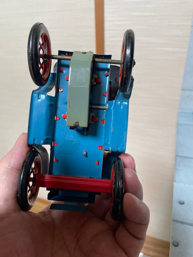アルプス商事ブリキクラシックカー　タイヤまでブリキ製です。