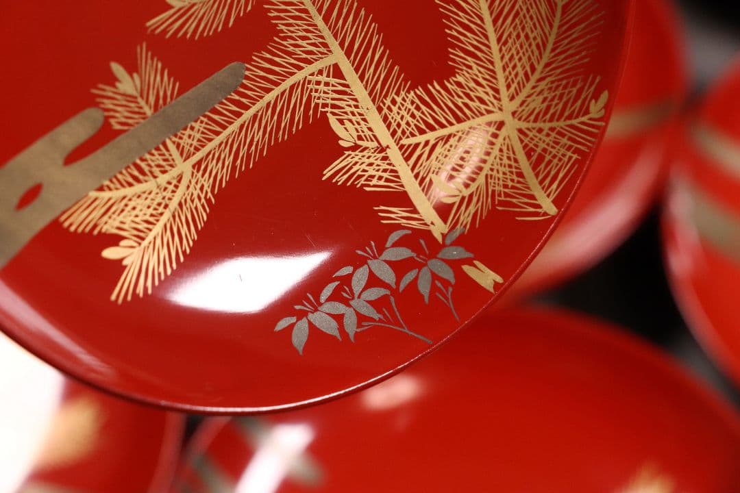 時代木製漆器 松に霞図 朱塗引き盃 二十九客 金蒔絵 小皿 木皿 MA350