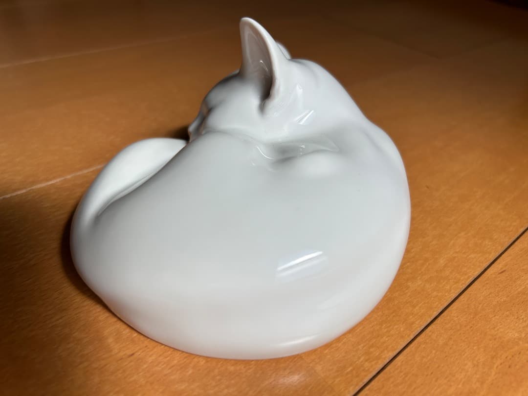   フィギュリン 眠り猫 白猫