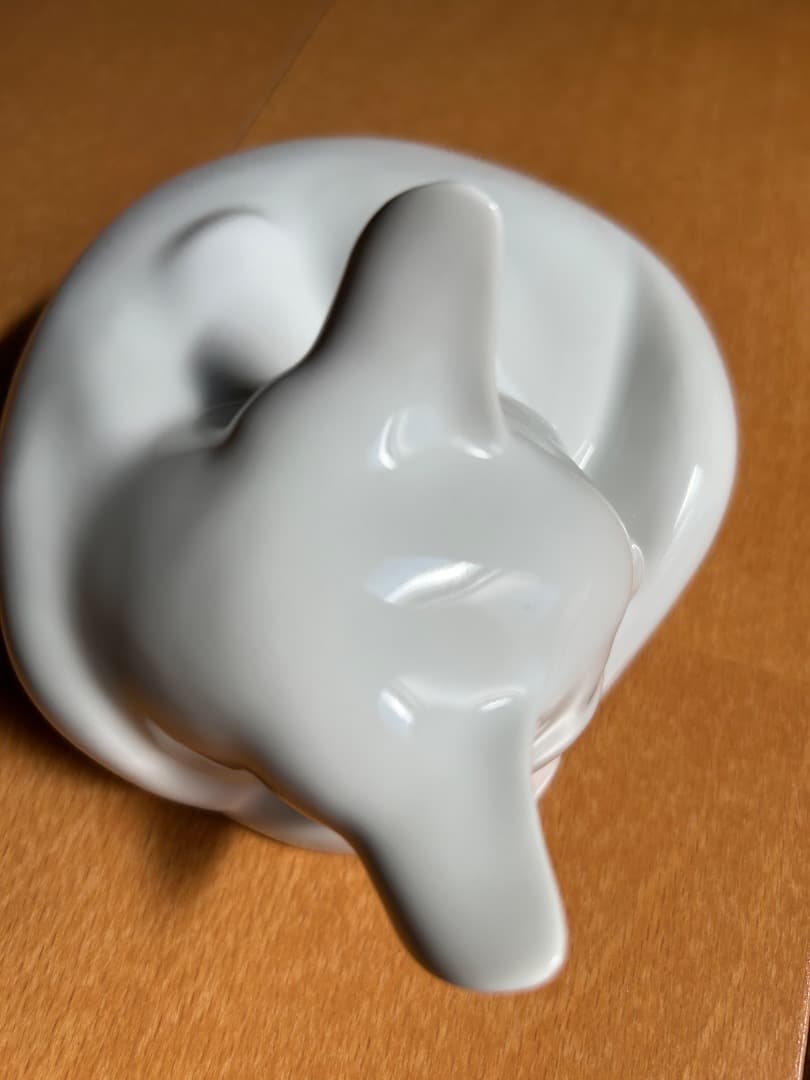   フィギュリン 眠り猫 白猫