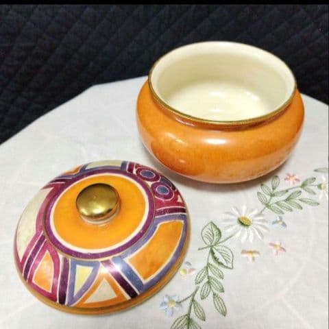 スージークーパー、グロリアラスターの蓋付きポット、約100年前の作製