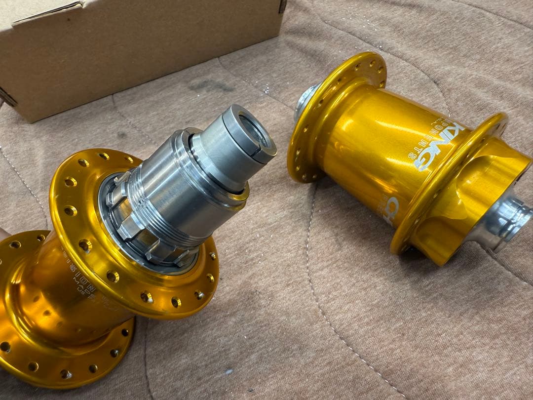 CHRIS KING ゴールドハブセット 100×142ミリ