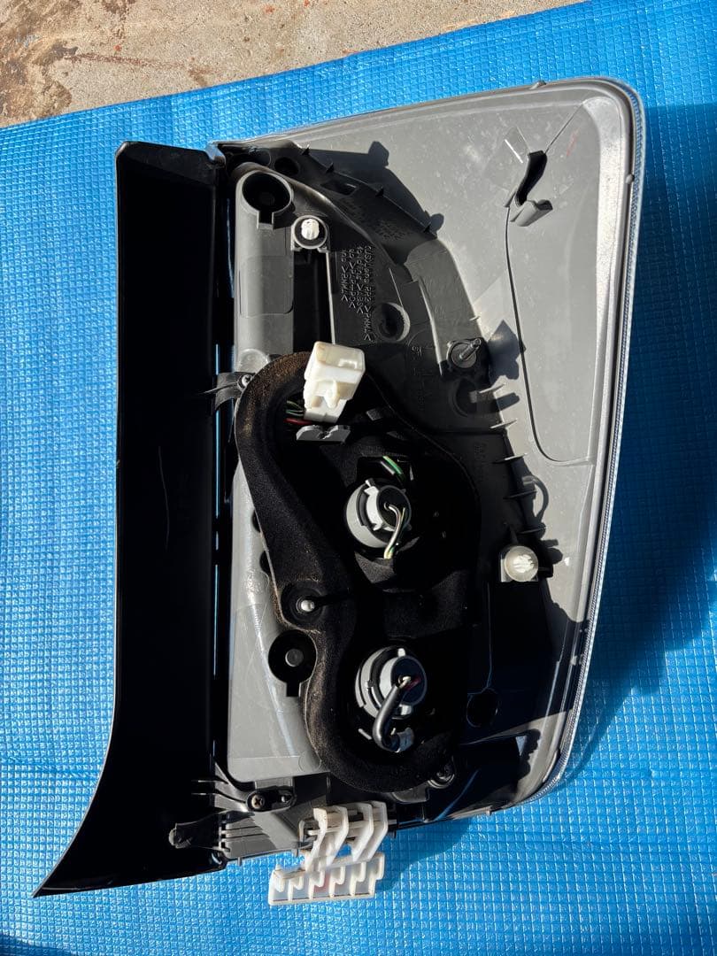 30プリウス 後期 純正テール（左側）