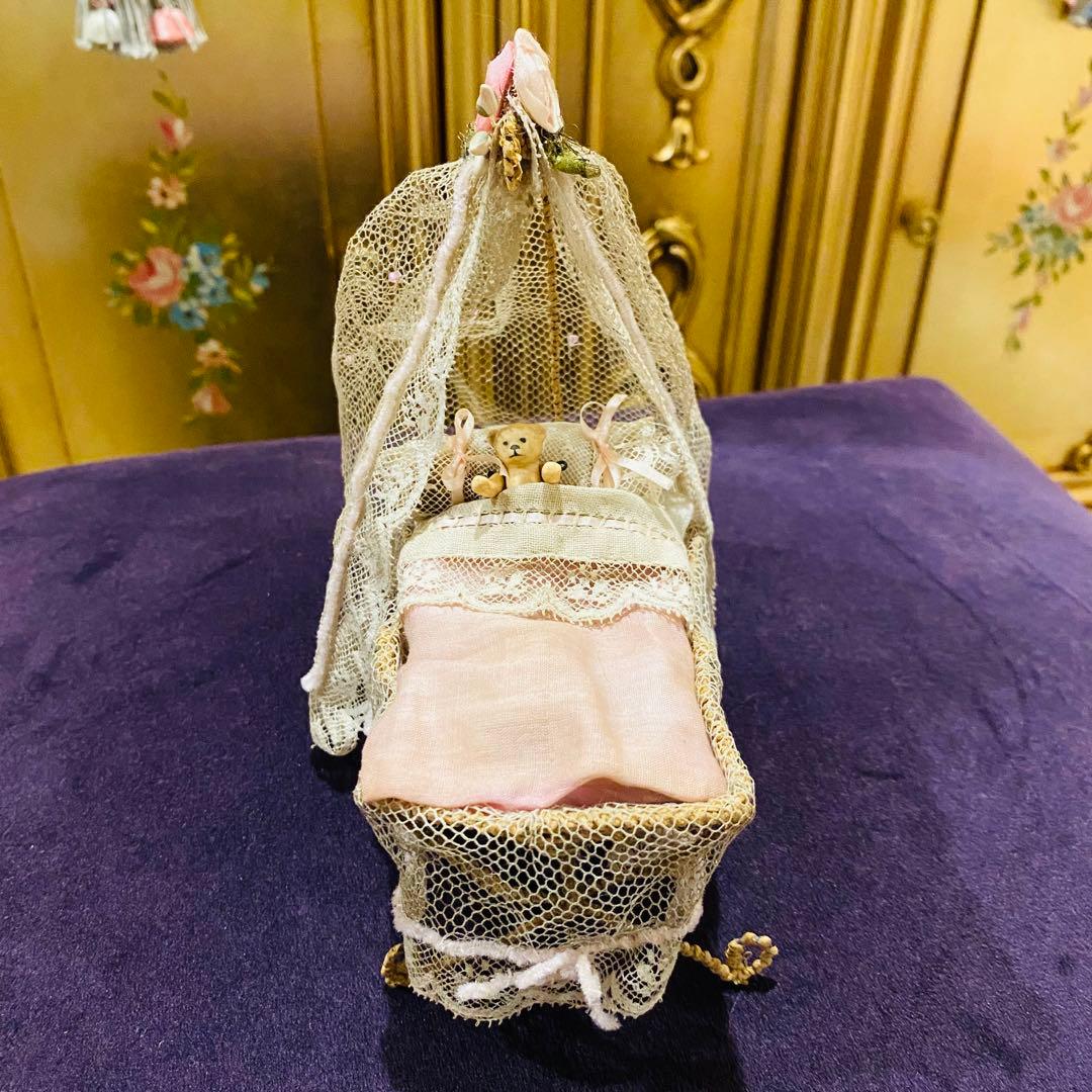 フランスアンティークの小さなベビーベッド