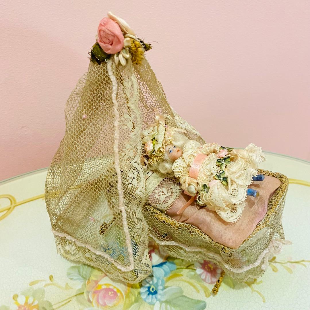 フランスアンティークの小さなベビーベッド