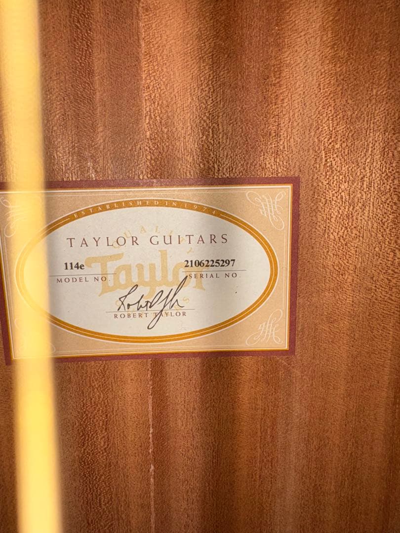 Taylor テイラー　アコースティックギター エレアコ　コブクロ　小渕健太郎