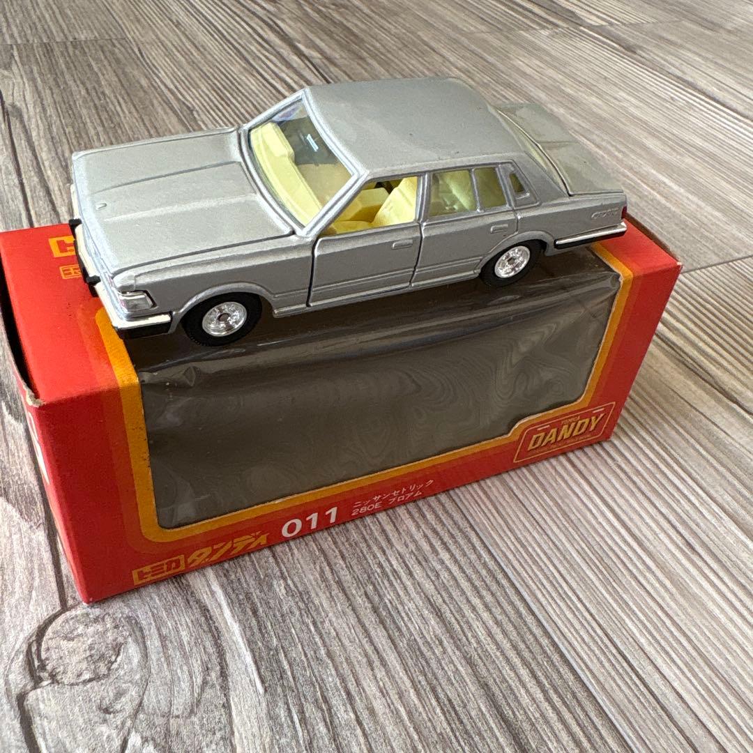 トミカ DANDY ニッサンセドリック 011