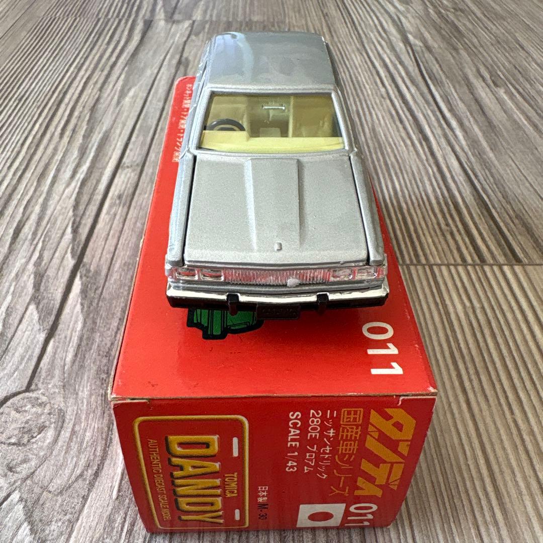 トミカ DANDY ニッサンセドリック 011