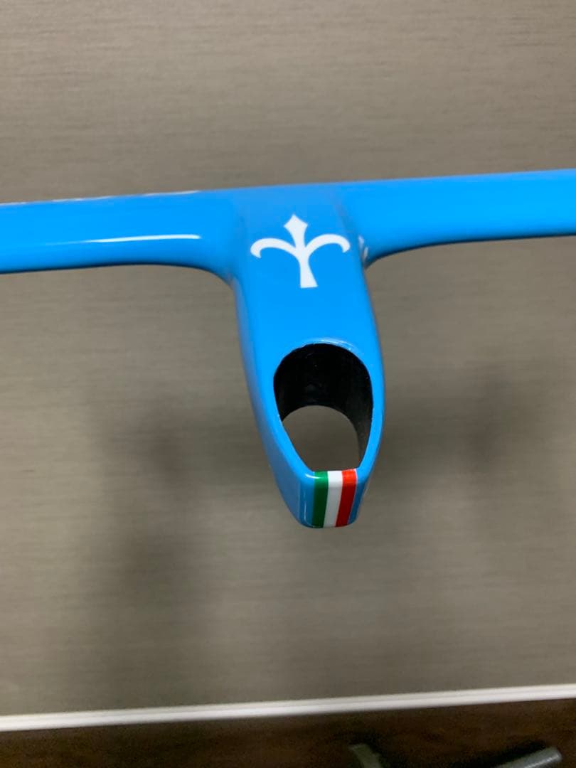 ウィリエール　ゼロ9の限定カラーです。 同メーカーのアルバダというハンドルです。