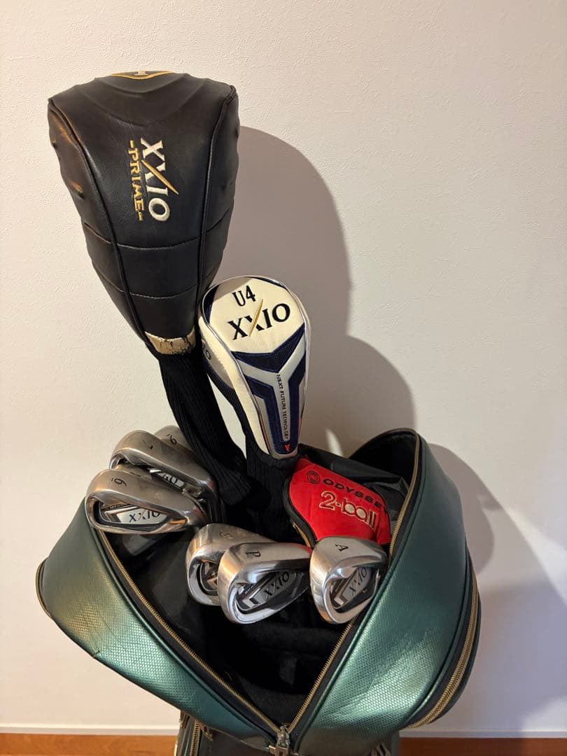 ゼクシオ（XXIO） 他 キャディバッグ・ゴルフクラブ10本・ボール等のセット