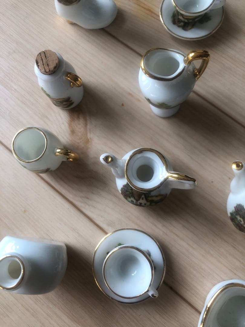 ミニチュアコレクション木製ケース付き、陶器セット　壁掛け、置き