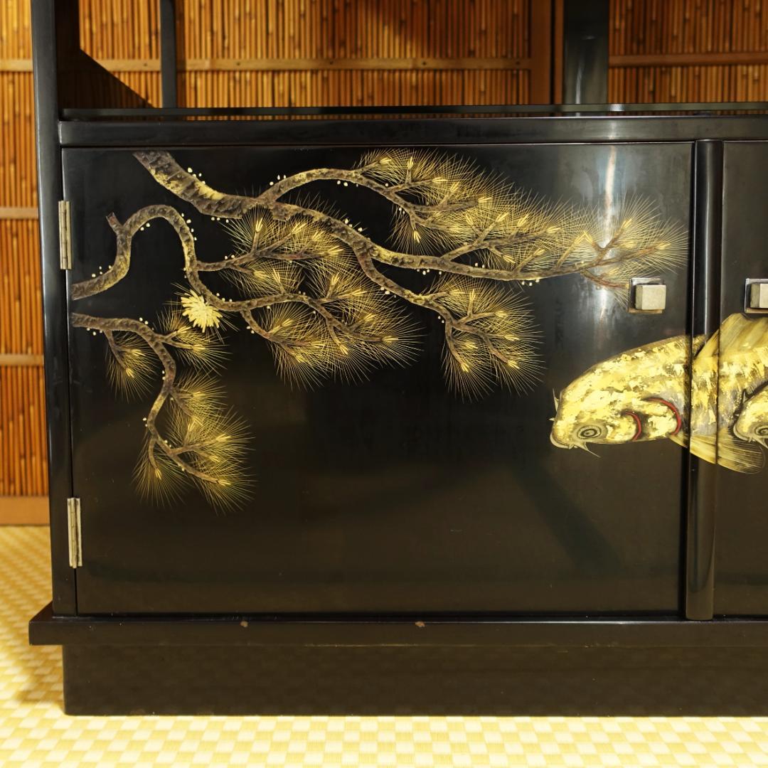 送料無料 輪島塗 沈金師 小西啓介 黒塗 沈金 松鯉図 飾棚 天然木製漆器