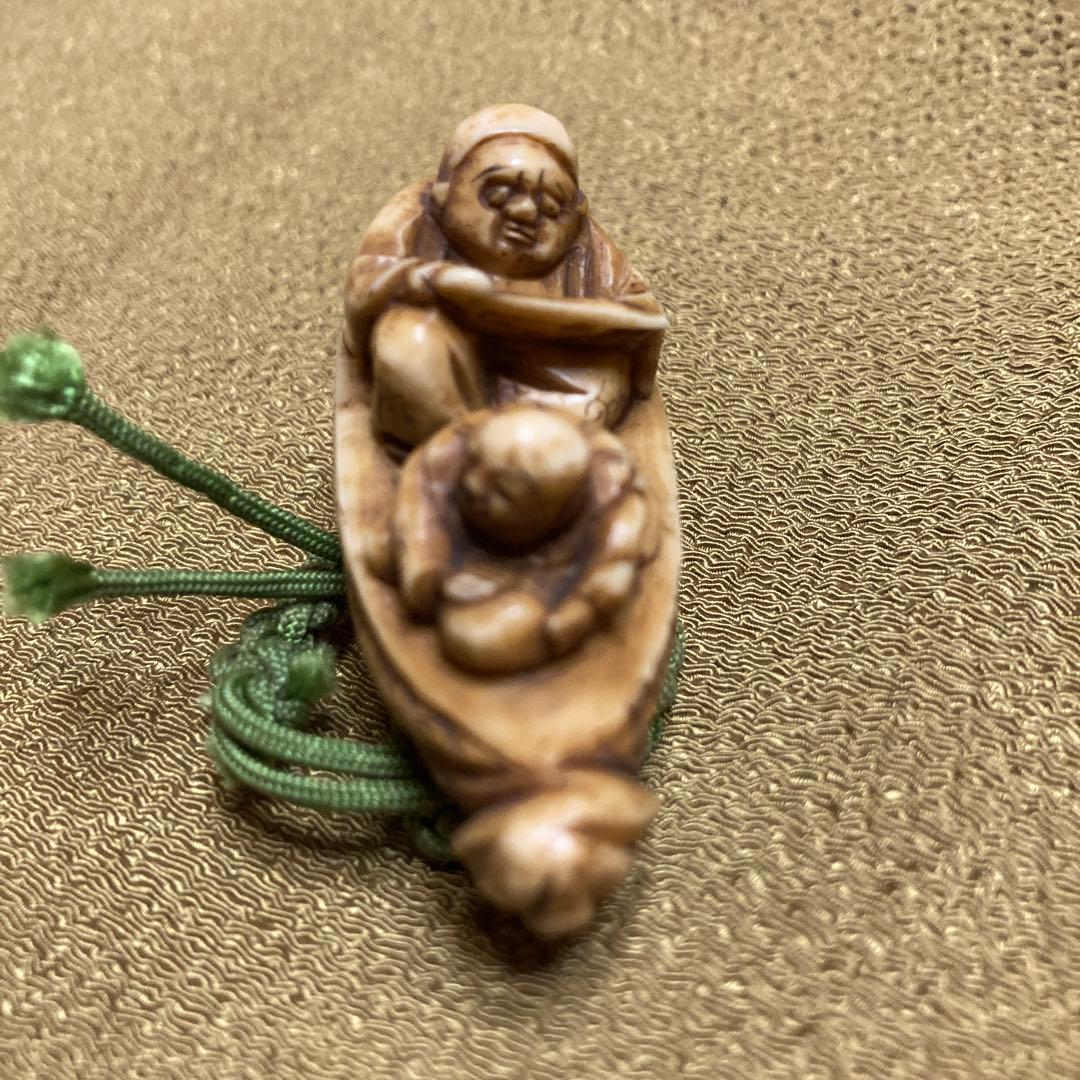 極上　根付　天然素材　和彫　置物　骨董　飾り物　古美術細密細工5.2×2.2cm