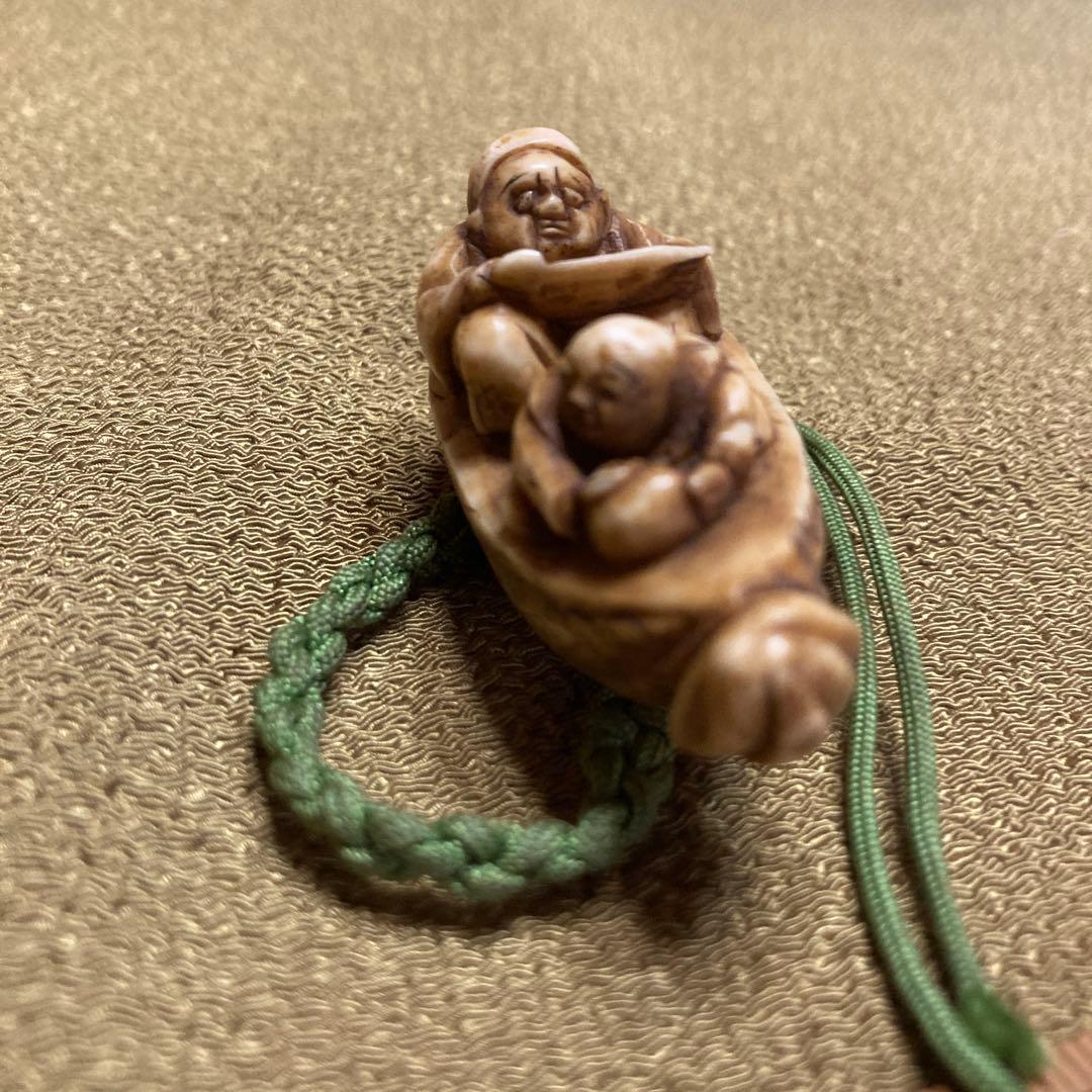 極上　根付　天然素材　和彫　置物　骨董　飾り物　古美術細密細工5.2×2.2cm