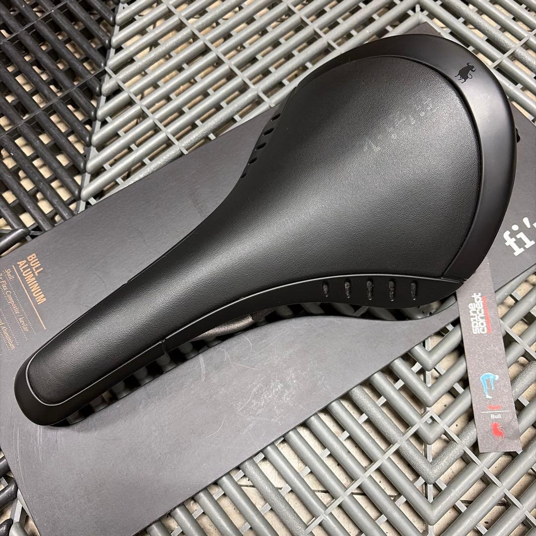 fi'zi:k Kurve Bull Aluminum フィジーク サドル