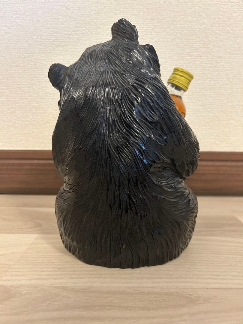 木彫り熊　サントリーミニ角瓶　古酒プレミアム抱え　未開栓