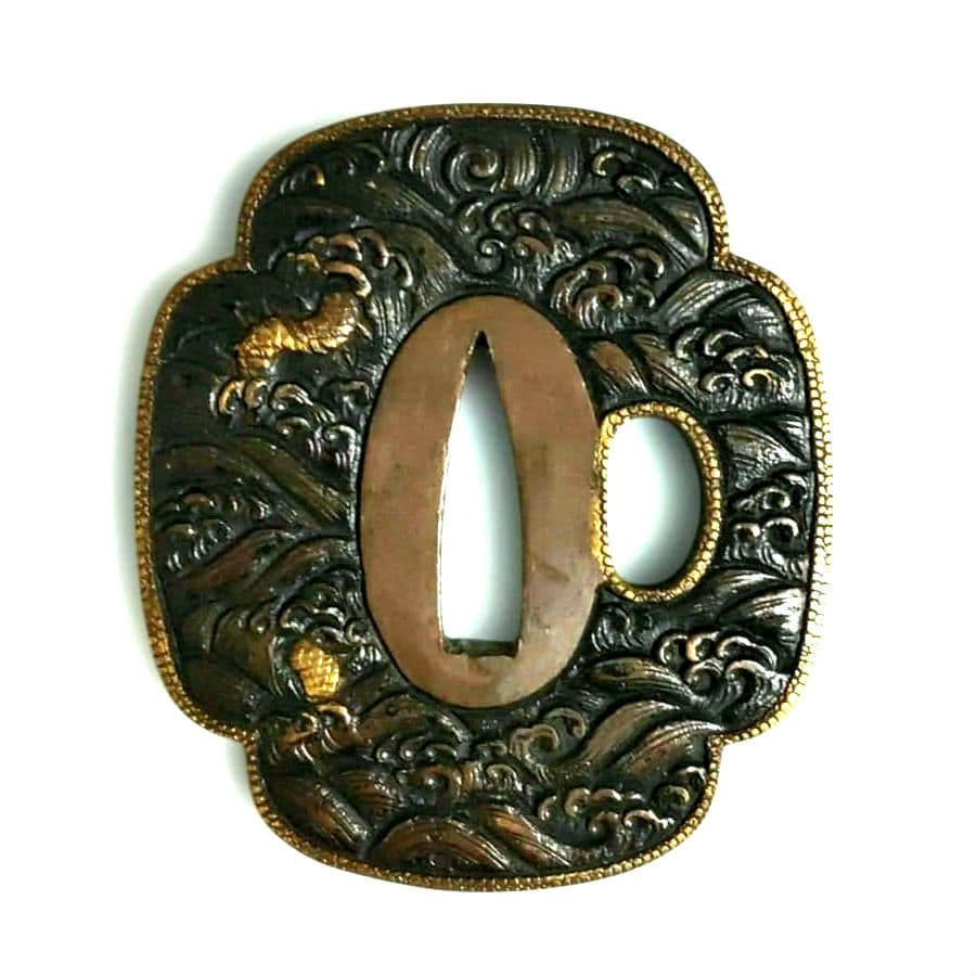 b8.　波龍図鐔　銅地　真鍮象嵌　覆輪　美濃鐔