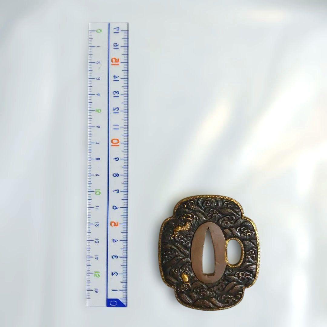 b8.　波龍図鐔　銅地　真鍮象嵌　覆輪　美濃鐔