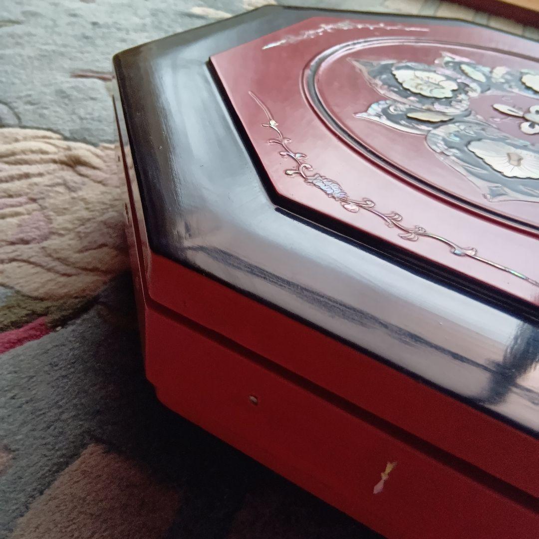 螺鈿細工☆ クジョルパン☆韓国漆器 ☆八角螺鈿四節板赤黒 ☆花模様