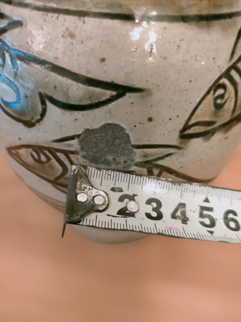 金城次郎さん　魚7匹描かれた壺