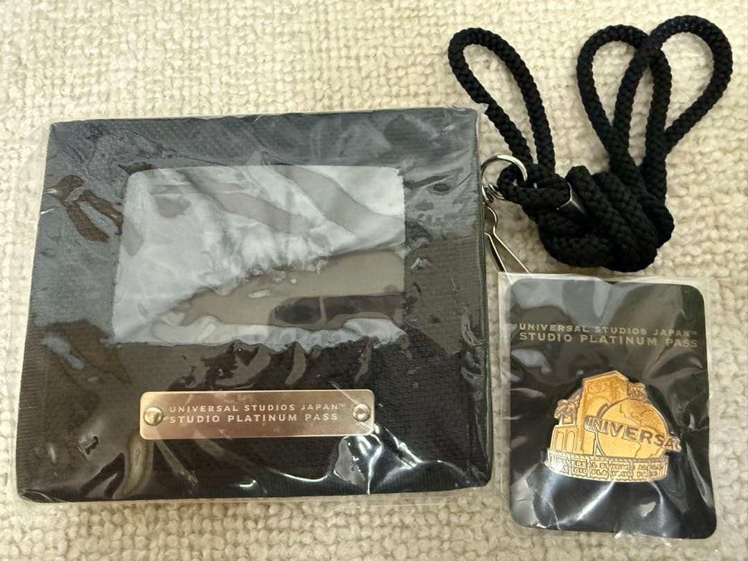 USJ 2003年プラチナムパス保持者限定グローブピンバッジと、チケットホルダー