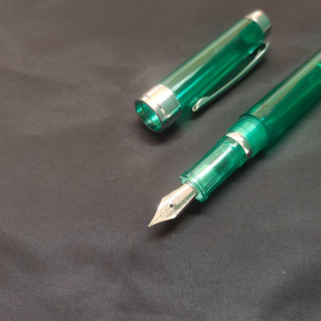 @透明な緑色の万年筆0