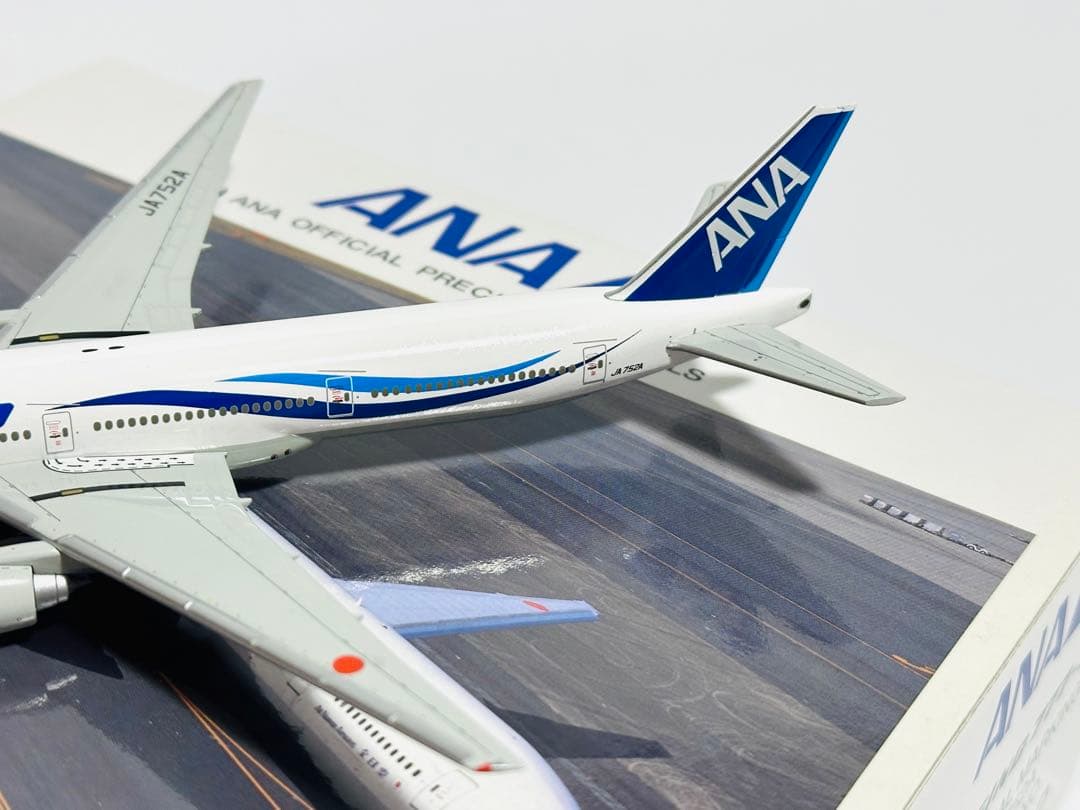 全日空商事 1/400 ANA 777-300 特別塗装 NH40012