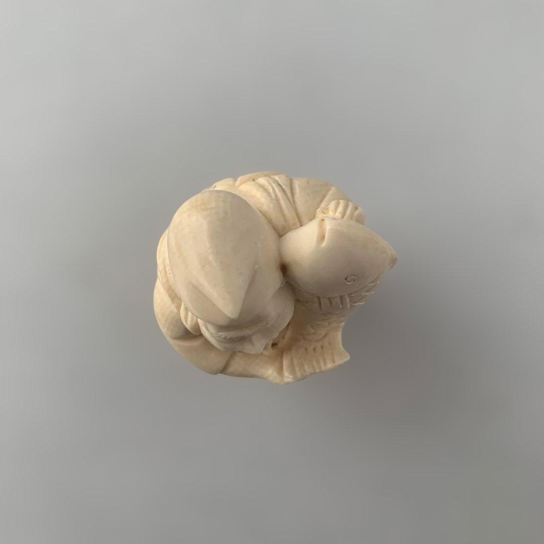 【詳細不明】時代物　置物　魚を担ぐ男