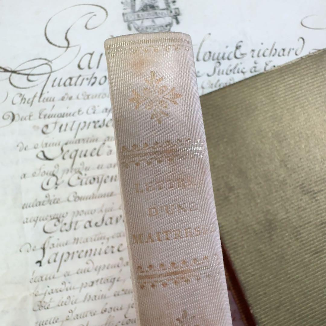 値下フランス　アンティーク　淡いピンク色の小さな本　ケース付き