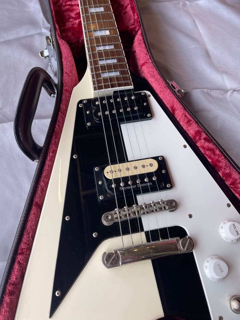 Vシェイプ　エレキギター ホワイト/ブラック