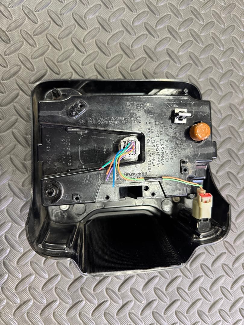 ジープ　ラングラー　JL 左テールライト 赤68474045AA