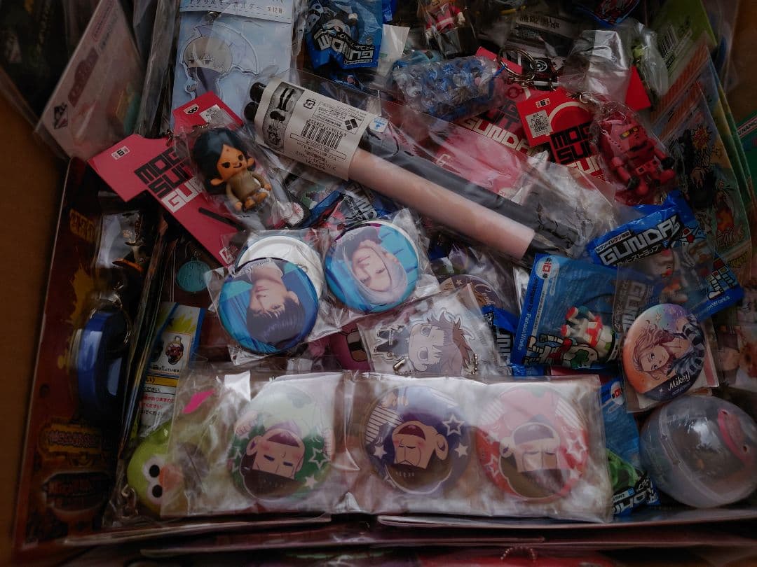 アニメ、キャラクターグッズ約1000点まとめ売り（缶バッジ、アクスタなど）大量