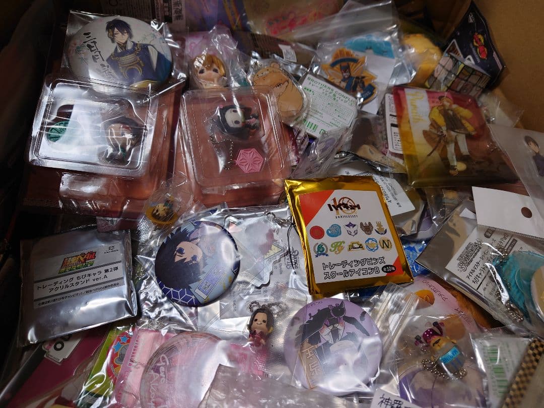 アニメ、キャラクターグッズ約1000点まとめ売り（缶バッジ、アクスタなど）大量