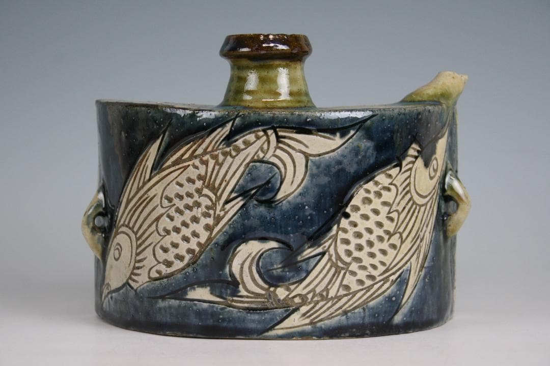 壺屋焼 人間国宝 金城次郎 作 呉須双魚文抱瓶（大）