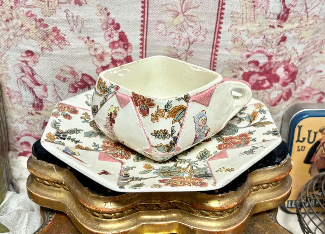 希少フランスアンティーク　サルグミンヌ　アンファン・リシャールのカップ&ソーサー