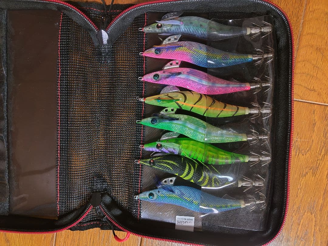 DAIWAケース【ワーム、メバルルアー 他入り】＋エギケース【エギ8本入り】