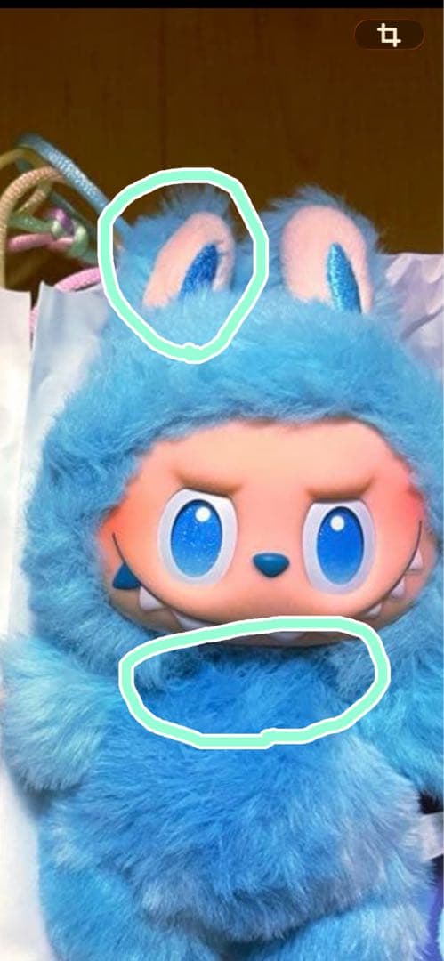 ウサギの耳付き青いぬいぐるみ