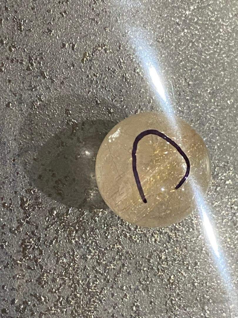 天然石　ゴールドルチルクォーツC22㎜　虹、貫通穴あり