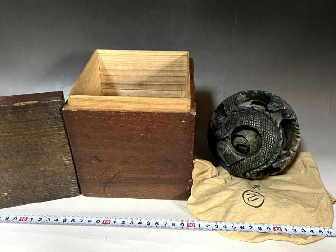 置物■玉透かし彫り 龍 蛇 花 掘り 石の彫刻 古木箱入り 丸型 時代物 骨董■