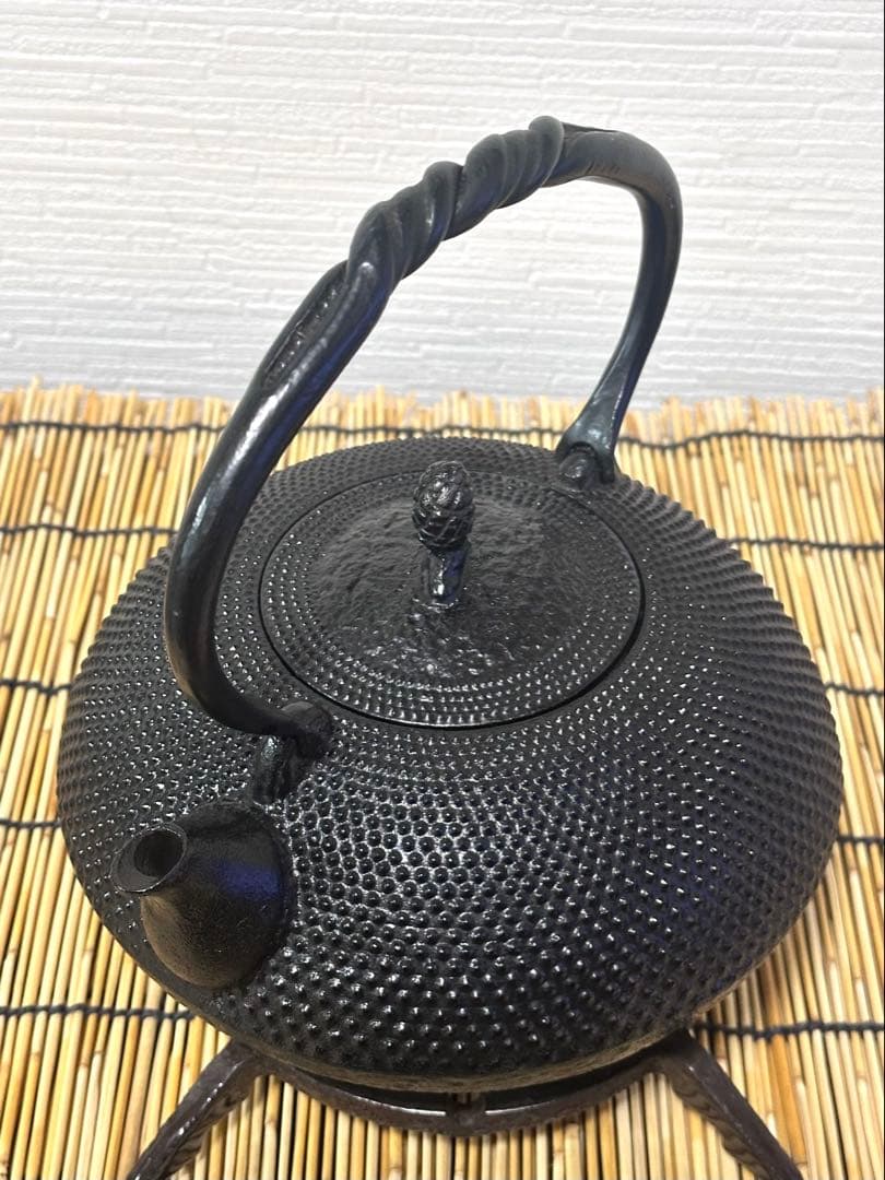 未使用品、保管品　南部名工金秀 及春鋳造捻鉉算盤形アラレ南部鉄瓶　南部鉄器　鉄瓶