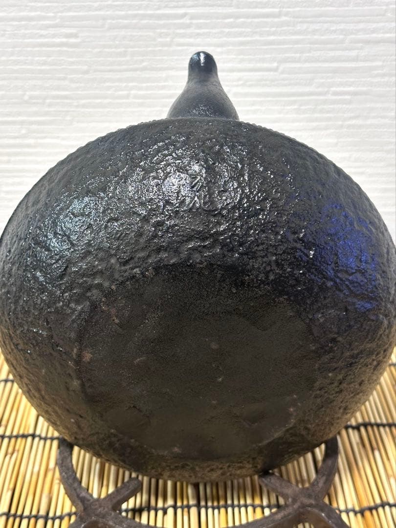 未使用品、保管品　南部名工金秀 及春鋳造捻鉉算盤形アラレ南部鉄瓶　南部鉄器　鉄瓶
