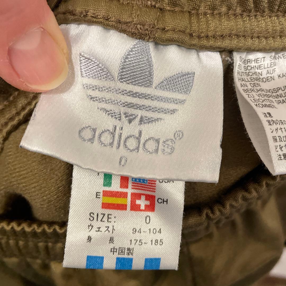 アディダスオリジナルス　adidas 国旗タグ３本ライントラックパンツ　ゴールド