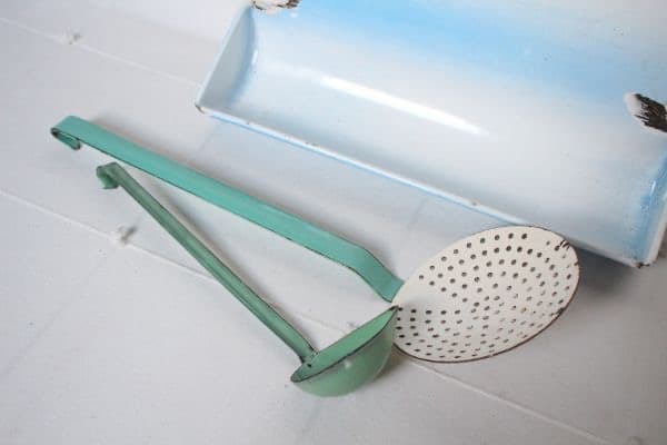 フランス アンティーク 古い琺瑯製のレードルラック レードル付き