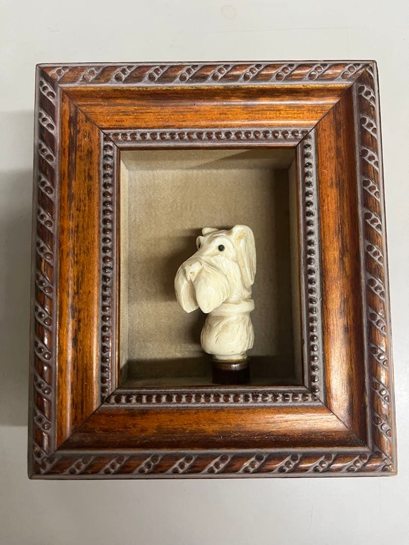 象牙調　犬　彫刻　壁掛け　テリア？　シュナウザー？