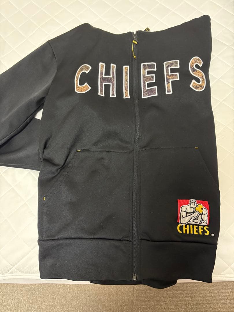 CHIEFS、ジップパーカー