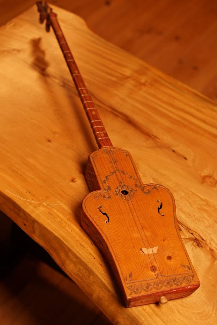 木製２弦楽器　琴