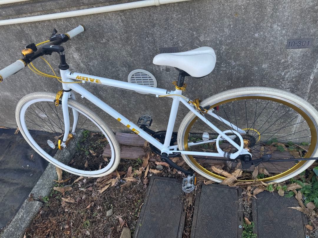 スポーツバイク 白と金 ダブルレバー付き