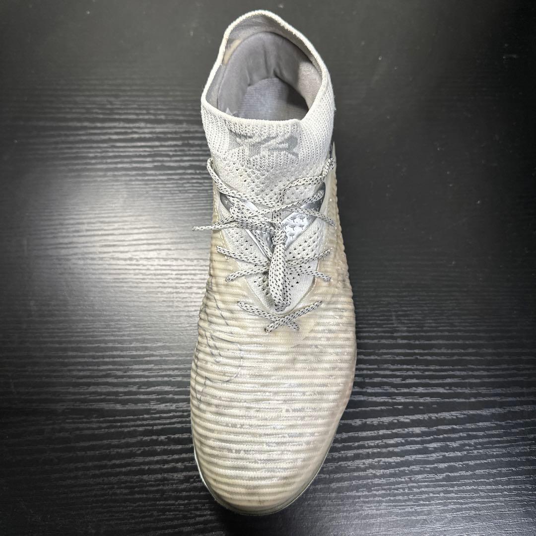 ホワイトハイカットサッカーシューズ