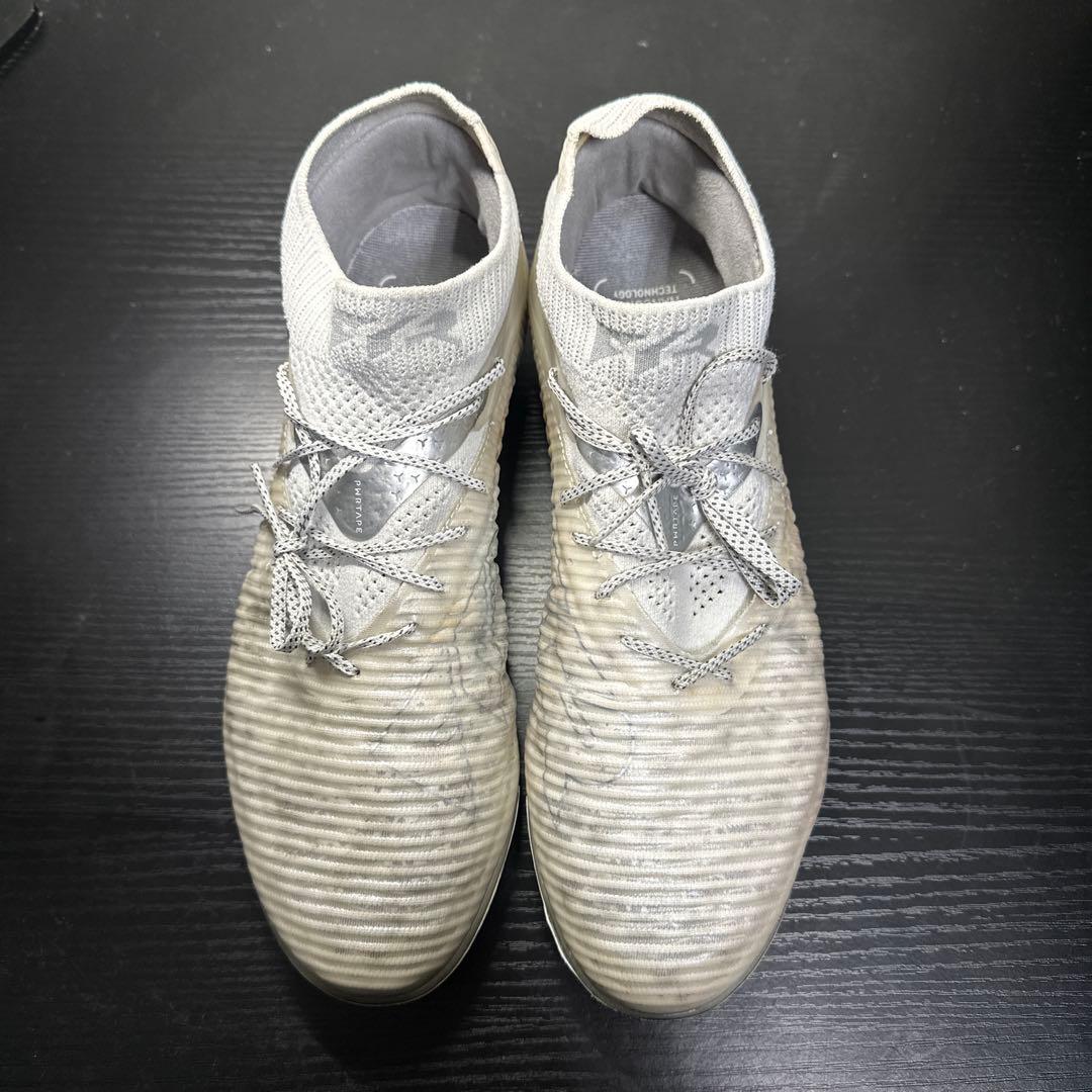 ホワイトハイカットサッカーシューズ