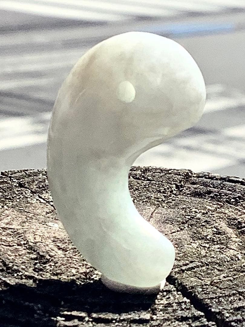 ✳限定卸し値段　極上氷紋様　糸魚川翡翠勾玉アイスジェイド プレゼント付　鑑別付